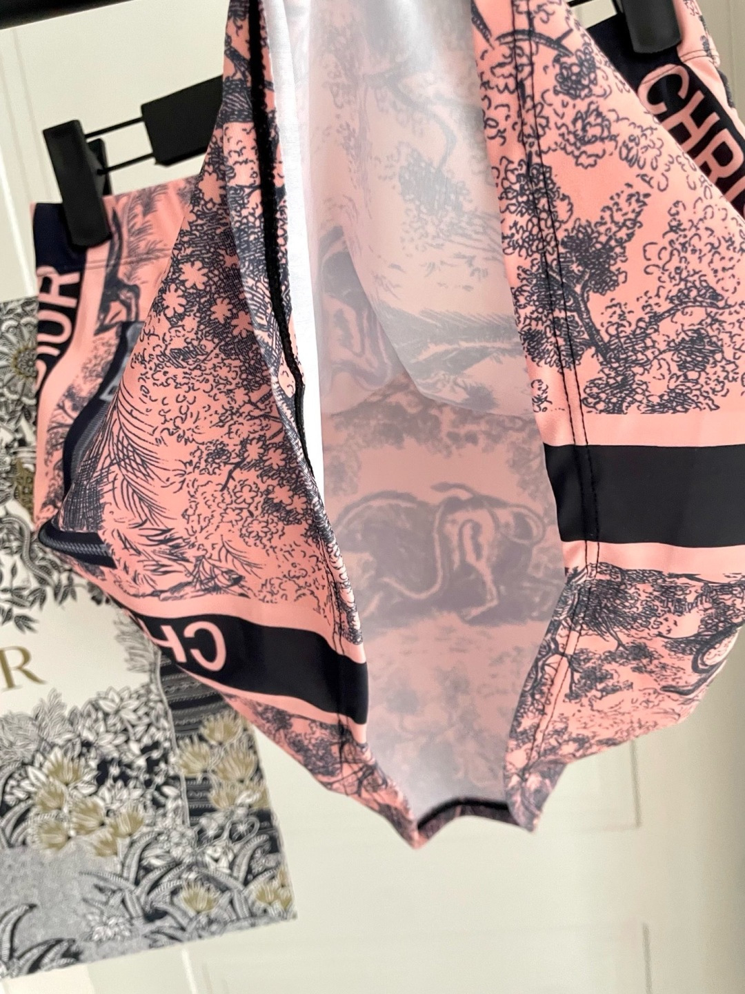 迪奥新款泳衣2件套 😍🥰适合多种场景的游泳衣🏊‍♀️海边 游泳池 温泉 水上乐园 漂流都可以😌内搭也完全
