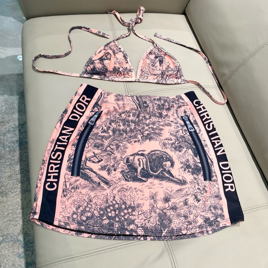迪奥新款泳衣2件套 😍🥰适合多种场景的游泳衣🏊‍♀️海边 游泳池 温泉 水上乐园 漂流都可以😌内搭也完全