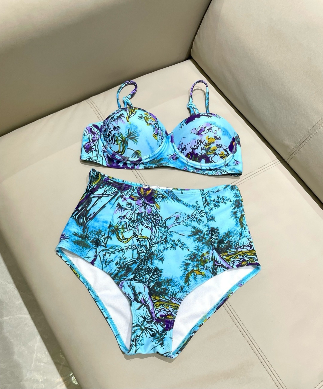 迪奥分体😍🥰适合多种场景的游泳衣🏊‍♀️海边 游泳池 温泉 水上乐园 漂流都可以😌内搭也完全可以 连体设