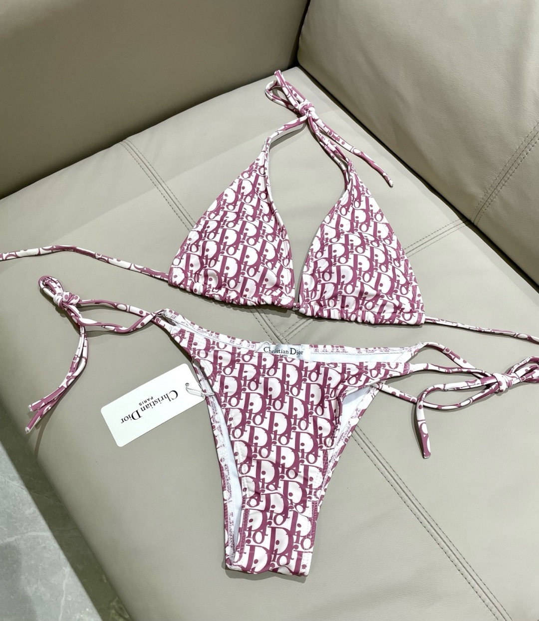 迪奥分体😍🥰适合多种场景的游泳衣🏊‍♀️海边 游泳池 温泉 水上乐园 漂流都可以😌内搭也完全可以 连体设