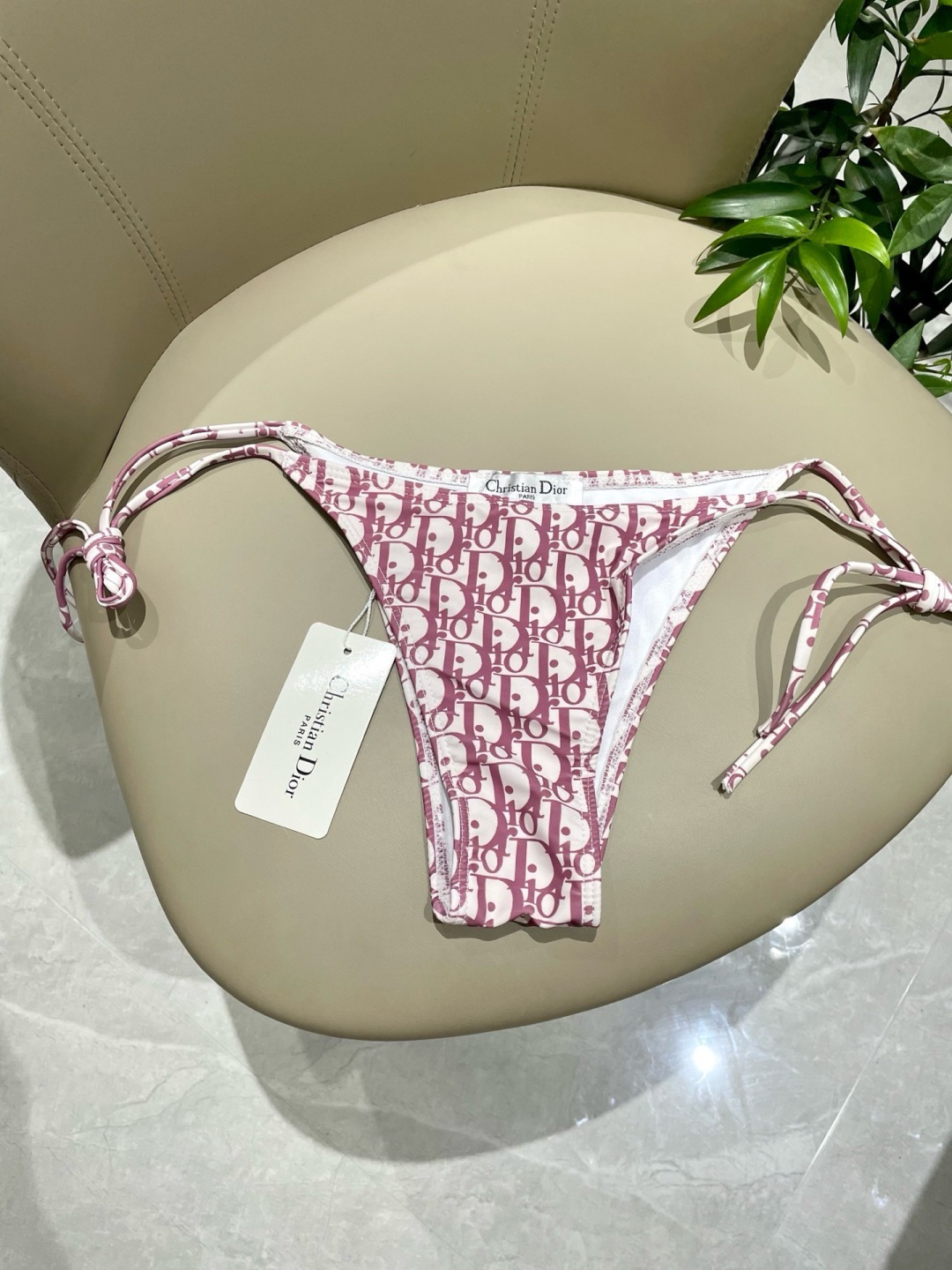 迪奥分体😍🥰适合多种场景的游泳衣🏊‍♀️海边 游泳池 温泉 水上乐园 漂流都可以😌内搭也完全可以 连体设
