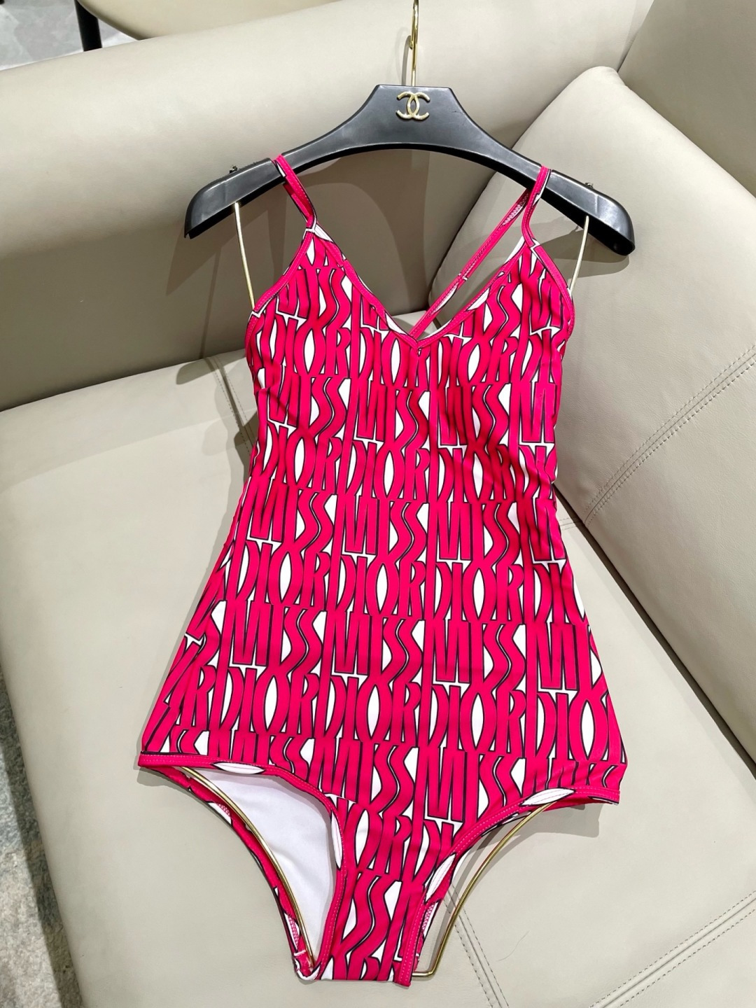 迪奥连体😍🥰适合多种场景的游泳衣🏊‍♀️海边 游泳池 温泉 水上乐园 漂流都可以😌内搭也完全可以 连体设