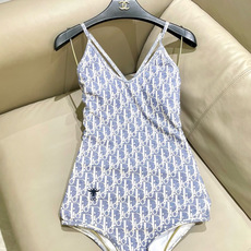 迪奥连体😍🥰适合多种场景的游泳衣🏊♀️海边 游泳池 温泉 水上乐园 漂流都可以😌内搭也完全可以 连体设 迪奥连体😍🥰适合多种场景的游泳衣🏊♀️海边 游泳池 温泉 水上乐园 漂流都可以😌内搭也完全可以 连体设