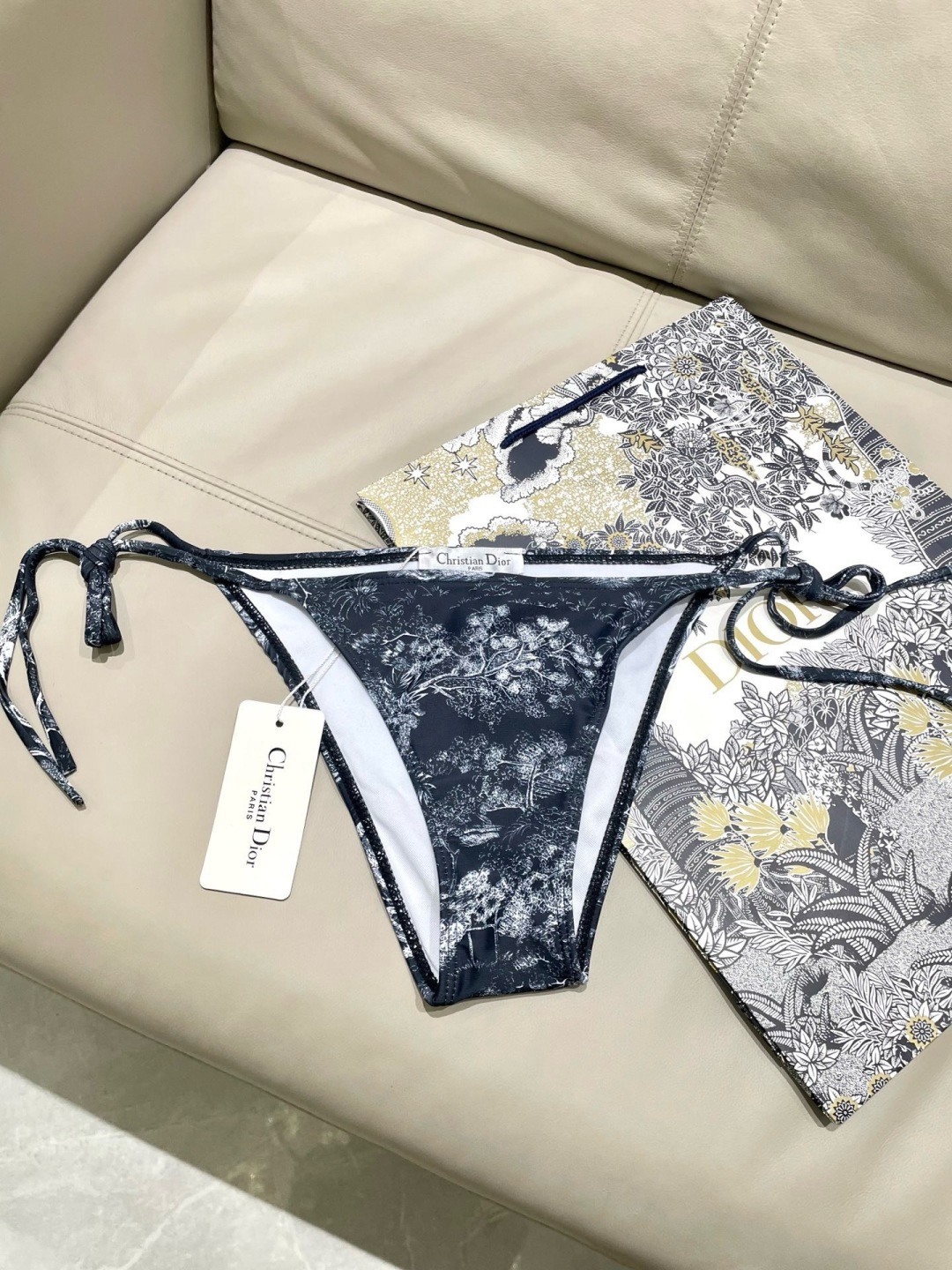 迪奥新款三件套 动物印花专柜新款（带胸垫）😍🥰适合多种场景的游泳衣🏊‍♀️海边 游泳池 温泉 水上乐园 