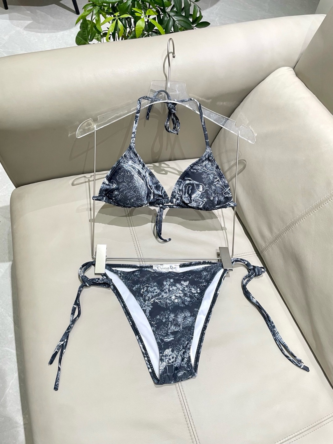 迪奥新款三件套 动物印花专柜新款（带胸垫）😍🥰适合多种场景的游泳衣🏊‍♀️海边 游泳池 温泉 水上乐园 