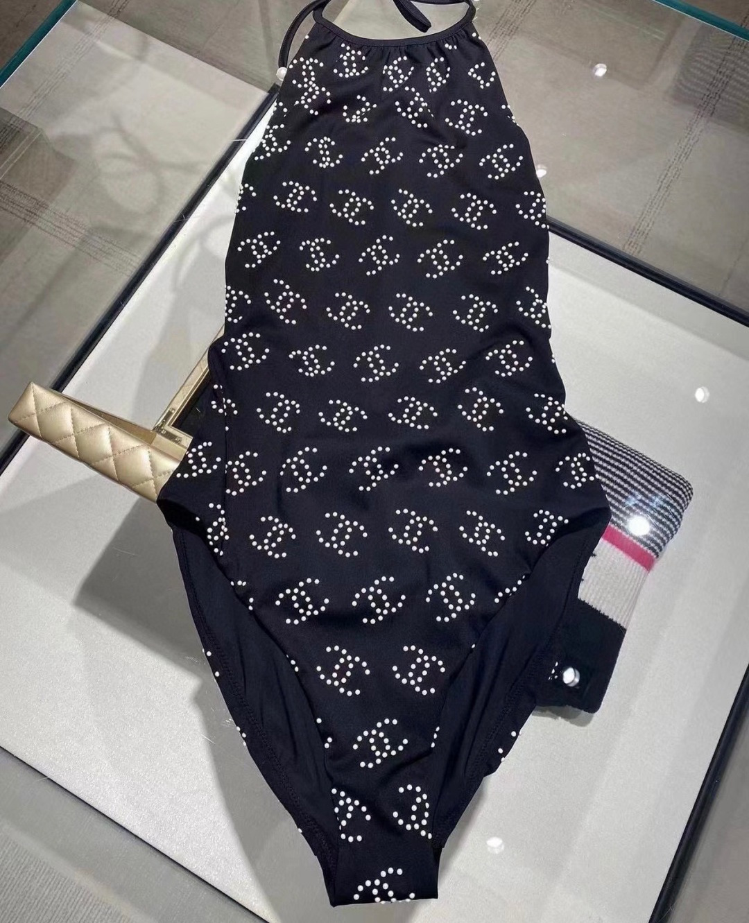 NO:854985,Chanel's new swimsuit is suitable for various scenes♀The beach, swimming pools, hot springs, water parks, and rafting can be worn as an inner layer. The one-piece design covers the flesh and looks taller. A little flesh on the abdomen does not affect our beauty. The back design exposes the beautiful back. The fabric is breathable and comfortable. The quick-drying and elastic swimsuit is more skin-friendly and easy to clean. Size S M L19860909Chanel新款泳衣适合多种场景的游泳衣♀海边 游泳池 温泉 水上乐园 漂流都可以内搭也完全可以 连体设计遮肉显高挑 腹部有点肉肉也不影响咱美美的 背面设计大露美背 面料透气舒适.速干弹性的游泳衣更加帖肤易清洗 码数S M L Xl 泳衣泳裤比基尼,泳衣，泳裤，比基尼,chanel,swimsuits,bikinis,accessory