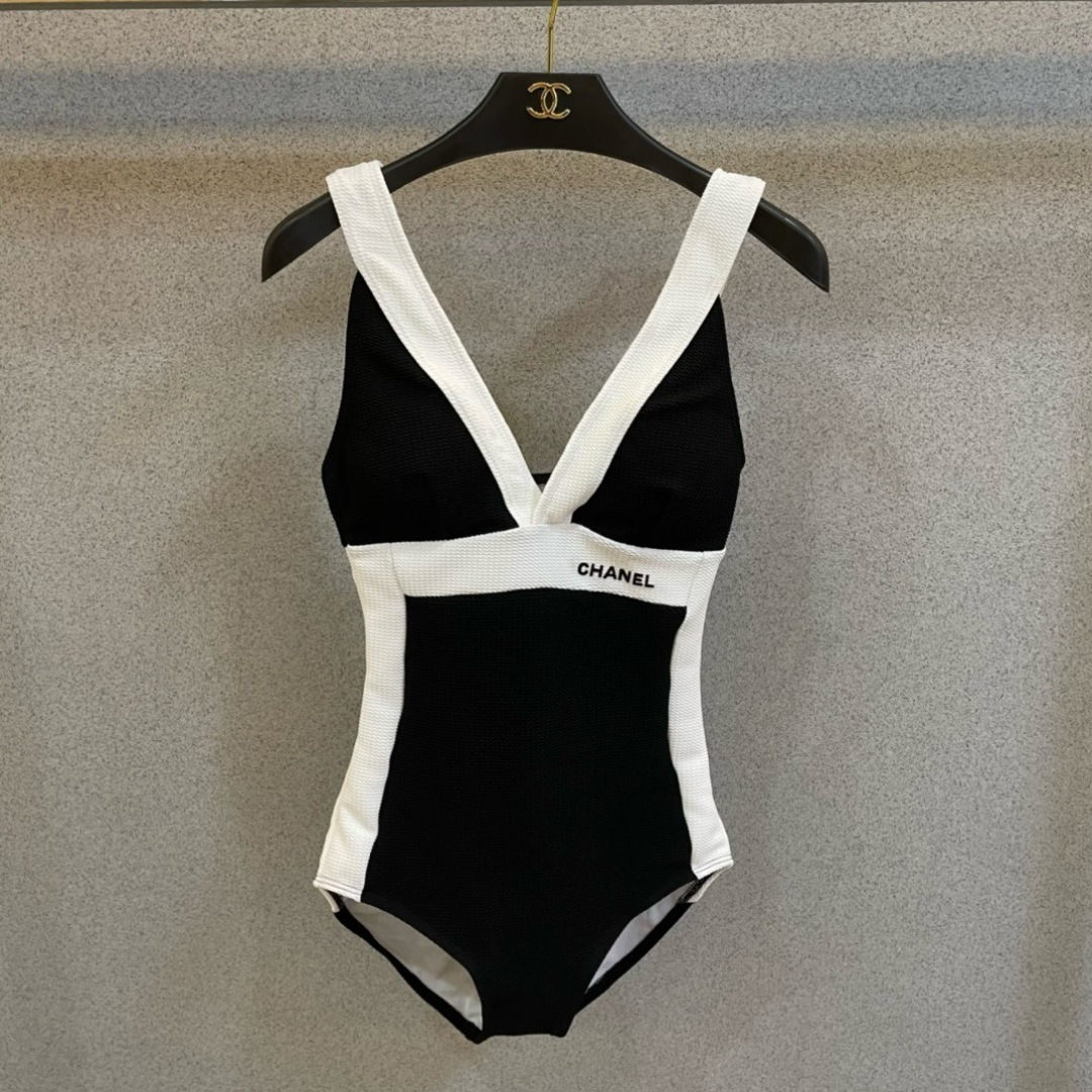 Chanel新款泳衣😍🥰适合多种场景的游泳衣🏊‍♀️海边 游泳池 温泉 水上乐园 漂流都可以😌内搭也完全