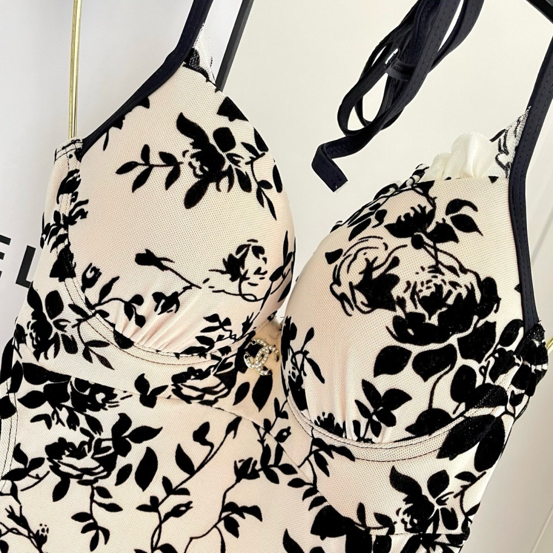 Chanel新款泳衣😍🥰适合多种场景的游泳衣🏊‍♀️海边 游泳池 温泉 水上乐园 漂流都可以😌内搭也完全