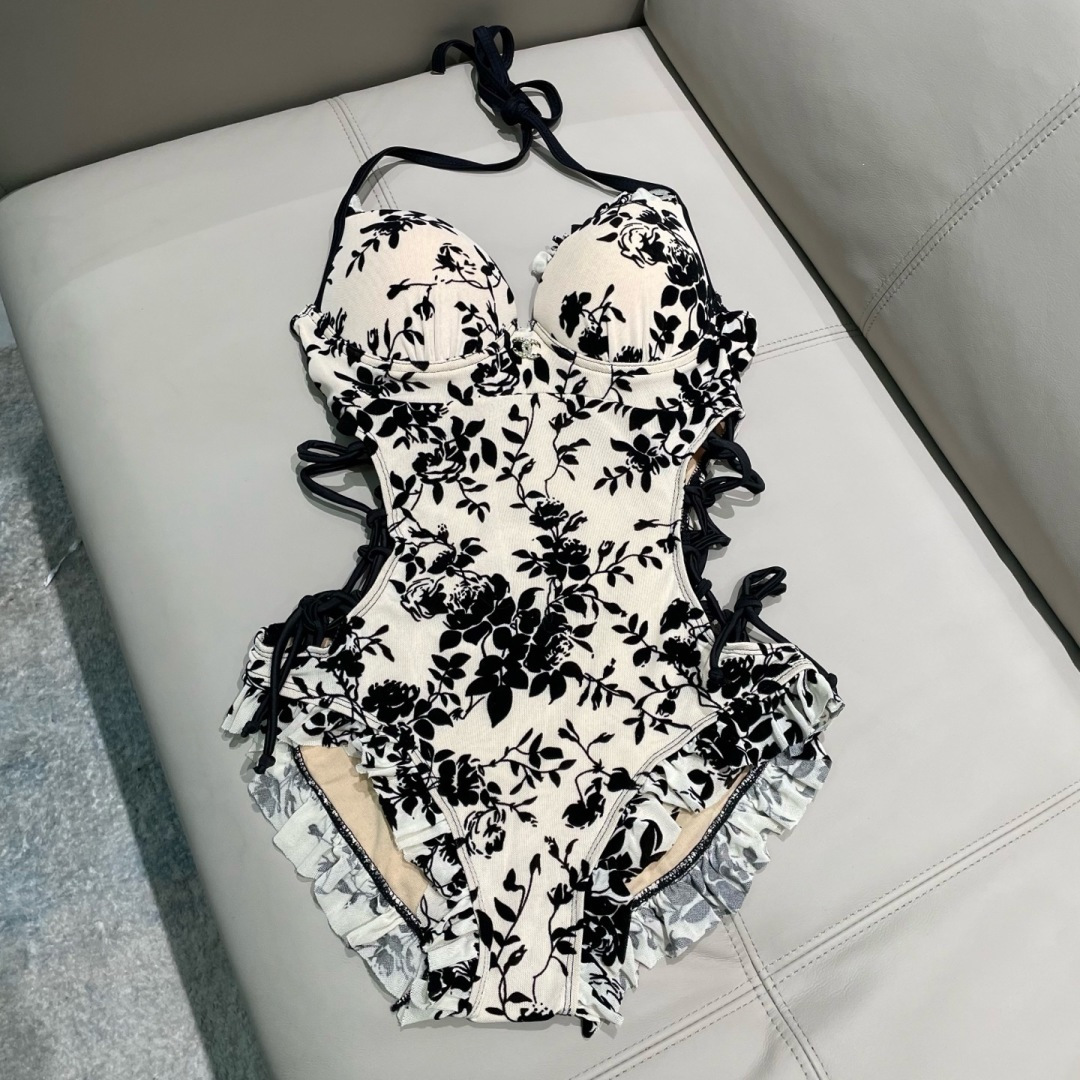 Chanel新款泳衣😍🥰适合多种场景的游泳衣🏊‍♀️海边 游泳池 温泉 水上乐园 漂流都可以😌内搭也完全
