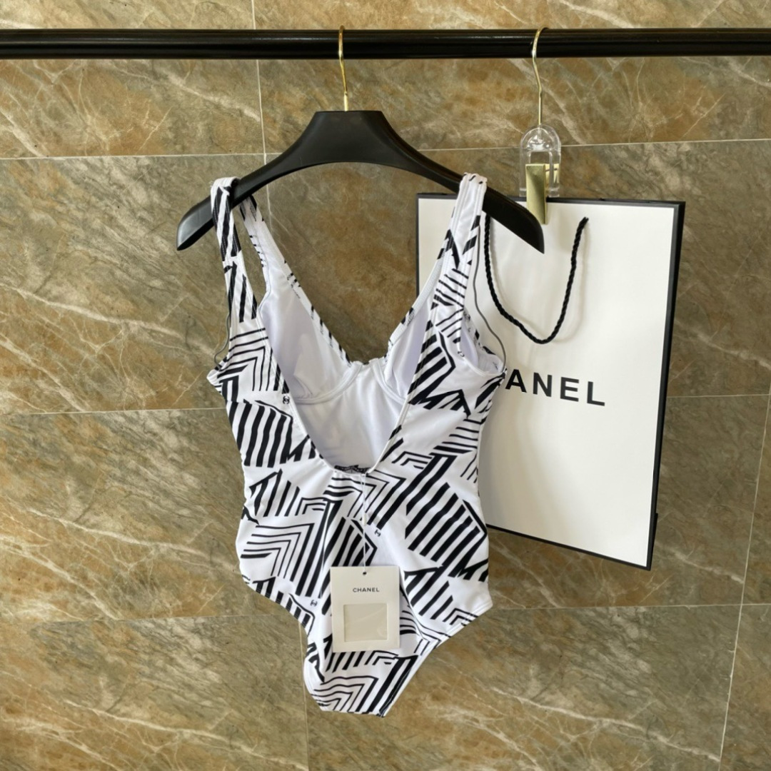 Chanel新款泳衣😍🥰适合多种场景的游泳衣🏊‍♀️海边 游泳池 温泉 水上乐园 漂流都可以😌内搭也完全