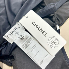 Chanel新款泳衣😍🥰适合多种场景的游泳衣🏊♀️海边 游泳池 温泉 水上乐园 漂流都可以😌内搭也完全 Chanel新款泳衣😍🥰适合多种场景的游泳衣🏊♀️海边 游泳池 温泉 水上乐园 漂流都可以😌内搭也完全