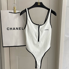 Chanel新款泳衣😍🥰适合多种场景的游泳衣🏊♀️海边 游泳池 温泉 水上乐园 漂流都可以😌内搭也完全 Chanel新款泳衣😍🥰适合多种场景的游泳衣🏊♀️海边 游泳池 温泉 水上乐园 漂流都可以😌内搭也完全