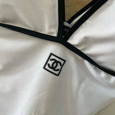 Chanel新款泳衣😍🥰适合多种场景的游泳衣🏊♀️海边 游泳池 温泉 水上乐园 漂流都可以😌内搭也完全 Chanel新款泳衣😍🥰适合多种场景的游泳衣🏊♀️海边 游泳池 温泉 水上乐园 漂流都可以😌内搭也完全