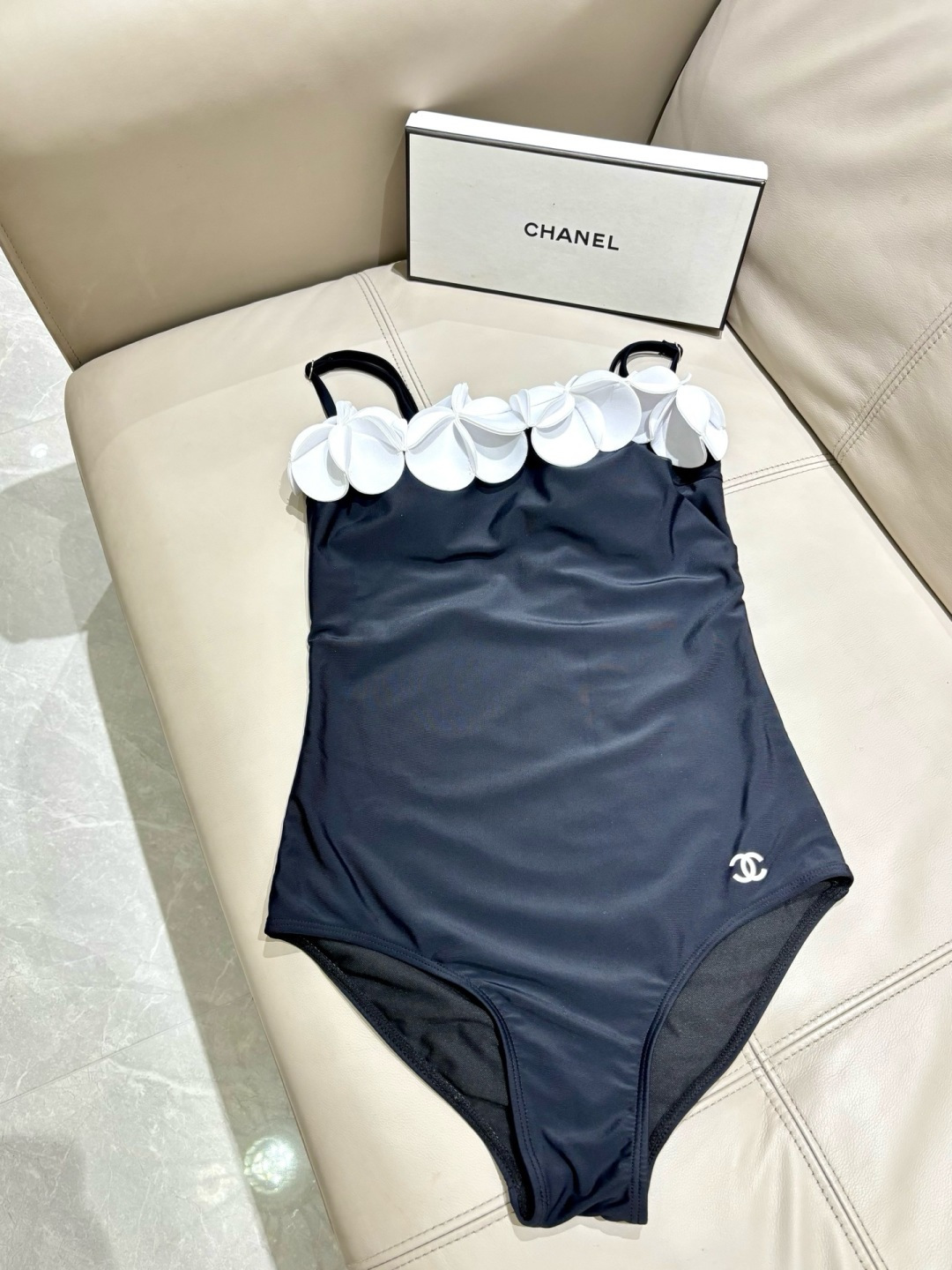 Chanel新款立体花朵泳衣 可拆卸肩带😍🥰适合多种场景的游泳衣🏊‍♀️海边 游泳池 温泉 水上乐园 漂