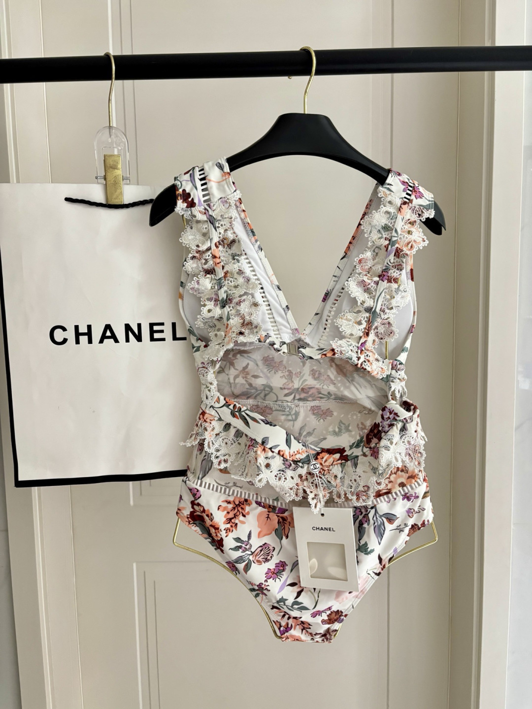 Chanel新款连体泳衣 实物超仙 拍不出来的美 🥰🥰💐💐适合多种场景的游泳衣🏊‍♀️海边 游泳池 温泉