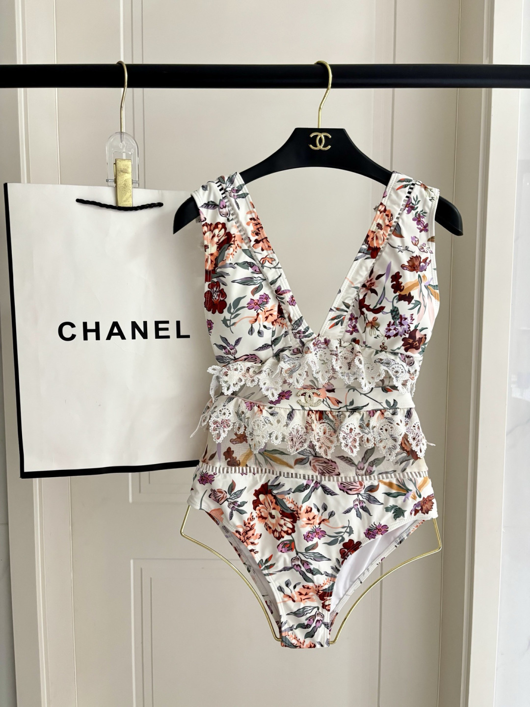 Chanel新款连体泳衣 实物超仙 拍不出来的美 🥰🥰💐💐适合多种场景的游泳衣🏊‍♀️海边 游泳池 温泉