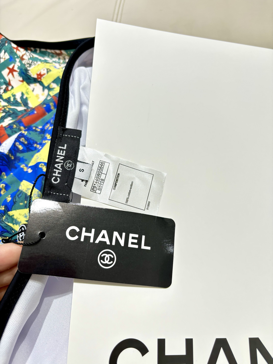 Chanel新款连体泳衣 度假氛围感天花板｜不规则轻奢泳装辣妹夏日限定，海边氛围感战袍🌴单侧斜肩剪裁，拿