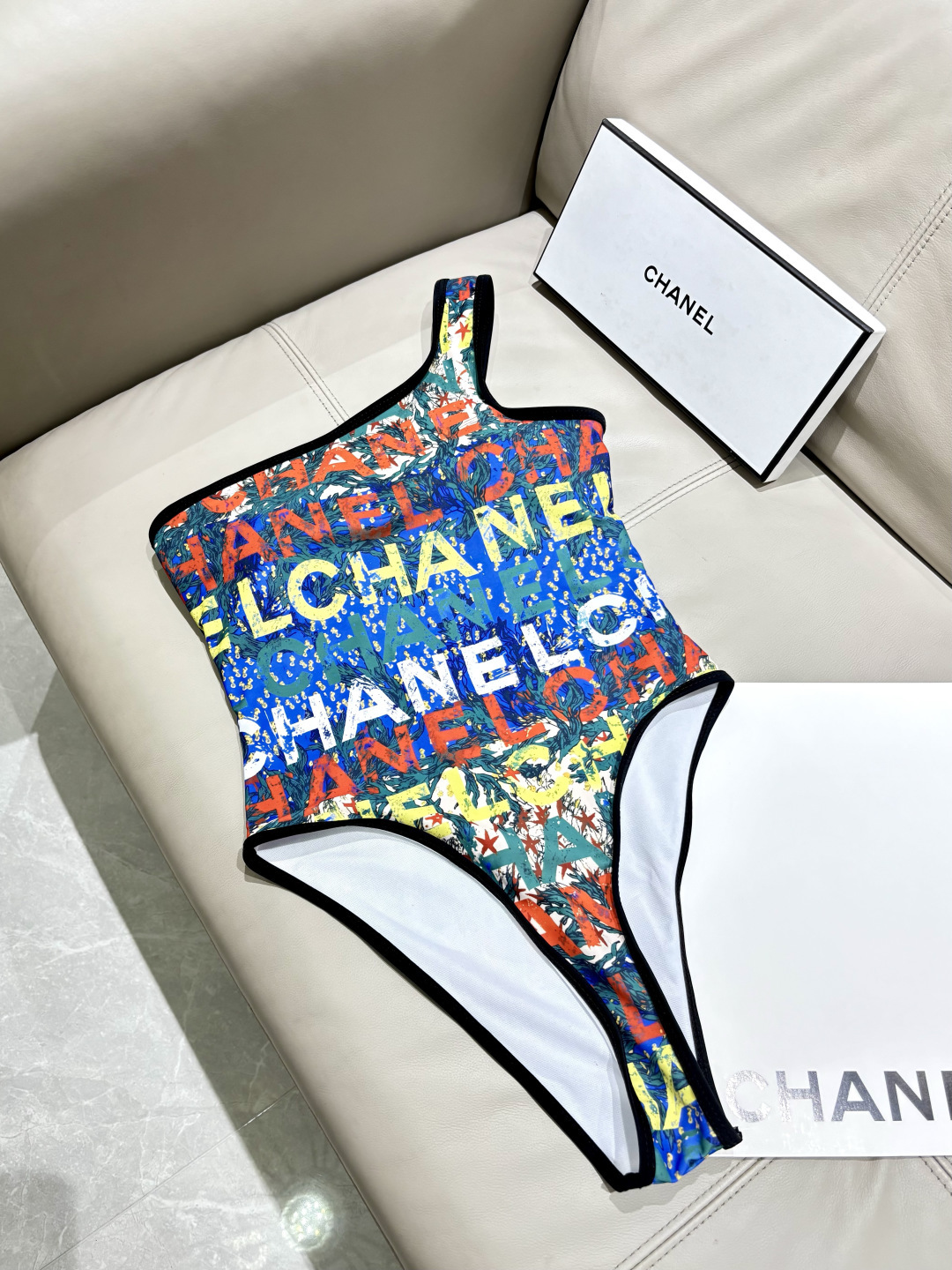 Chanel新款连体泳衣 度假氛围感天花板｜不规则轻奢泳装辣妹夏日限定，海边氛围感战袍🌴单侧斜肩剪裁，拿