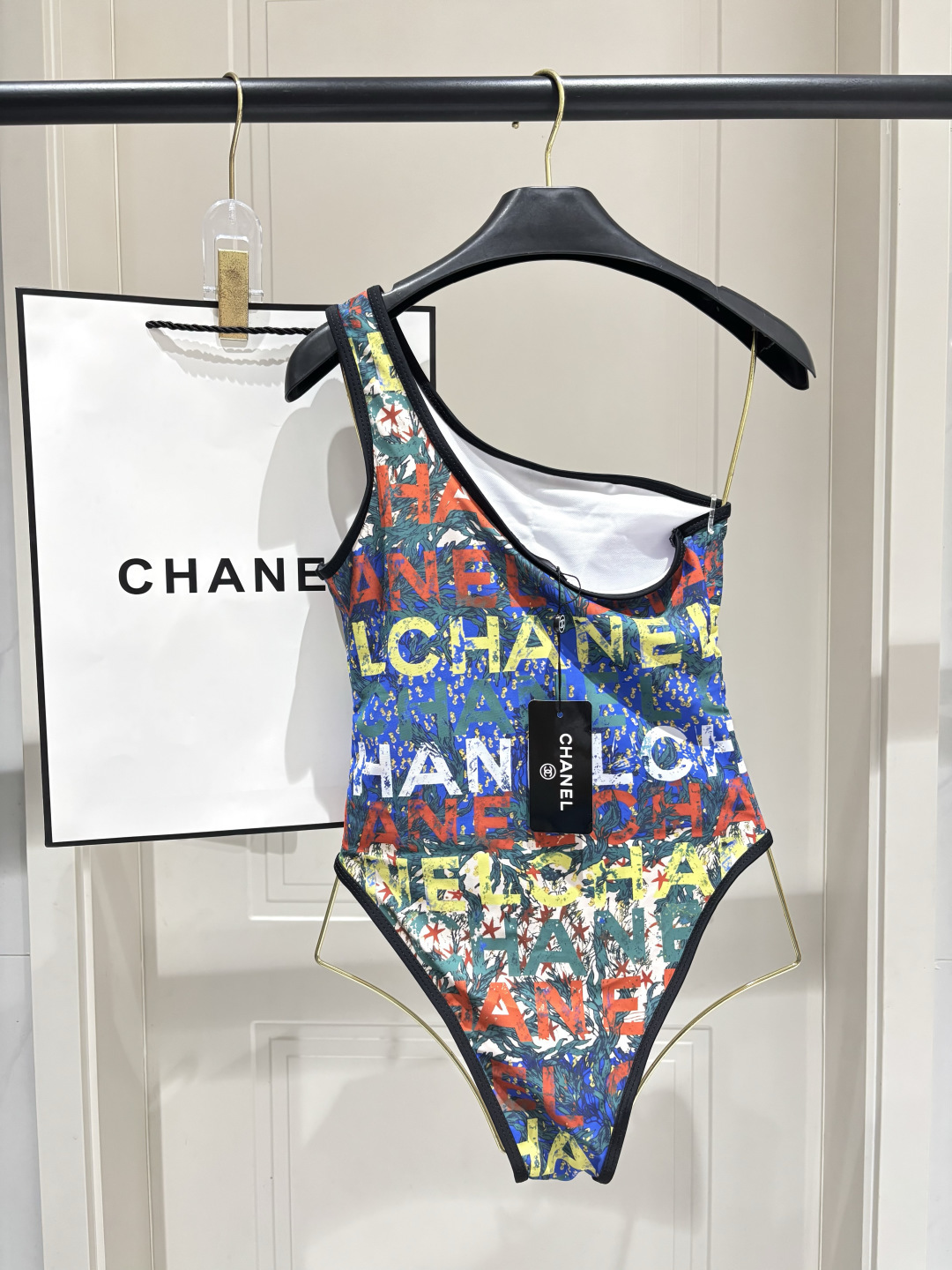 Chanel新款连体泳衣 度假氛围感天花板｜不规则轻奢泳装辣妹夏日限定，海边氛围感战袍🌴单侧斜肩剪裁，拿