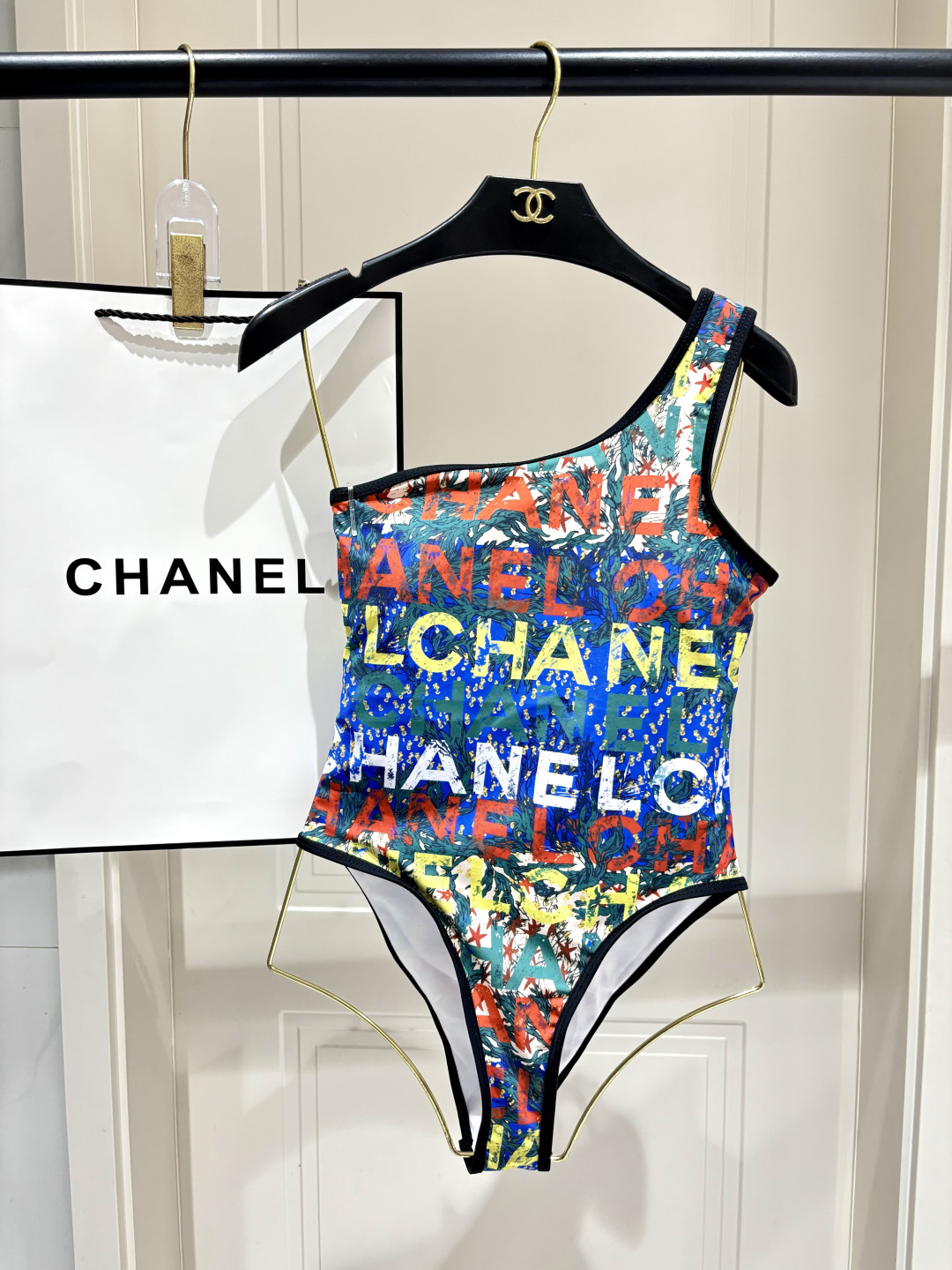 Chanel新款连体泳衣 度假氛围感天花板｜不规则轻奢泳装辣妹夏日限定，海边氛围感战袍🌴单侧斜肩剪裁，拿
