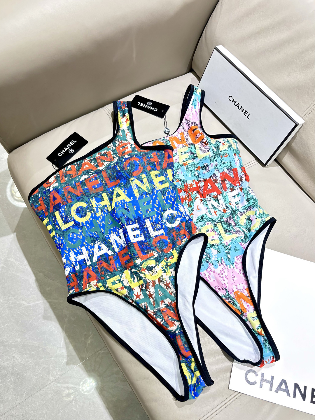 Chanel新款连体泳衣 度假氛围感天花板｜不规则轻奢泳装辣妹夏日限定，海边氛围感战袍🌴单侧斜肩剪裁，拿