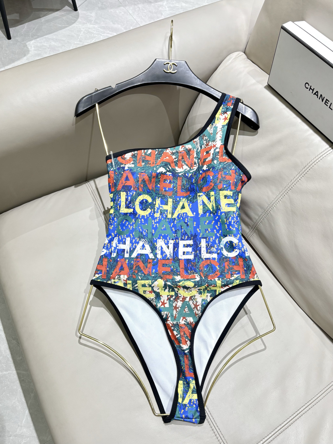 Chanel新款连体泳衣 度假氛围感天花板｜不规则轻奢泳装辣妹夏日限定，海边氛围感战袍🌴单侧斜肩剪裁，拿