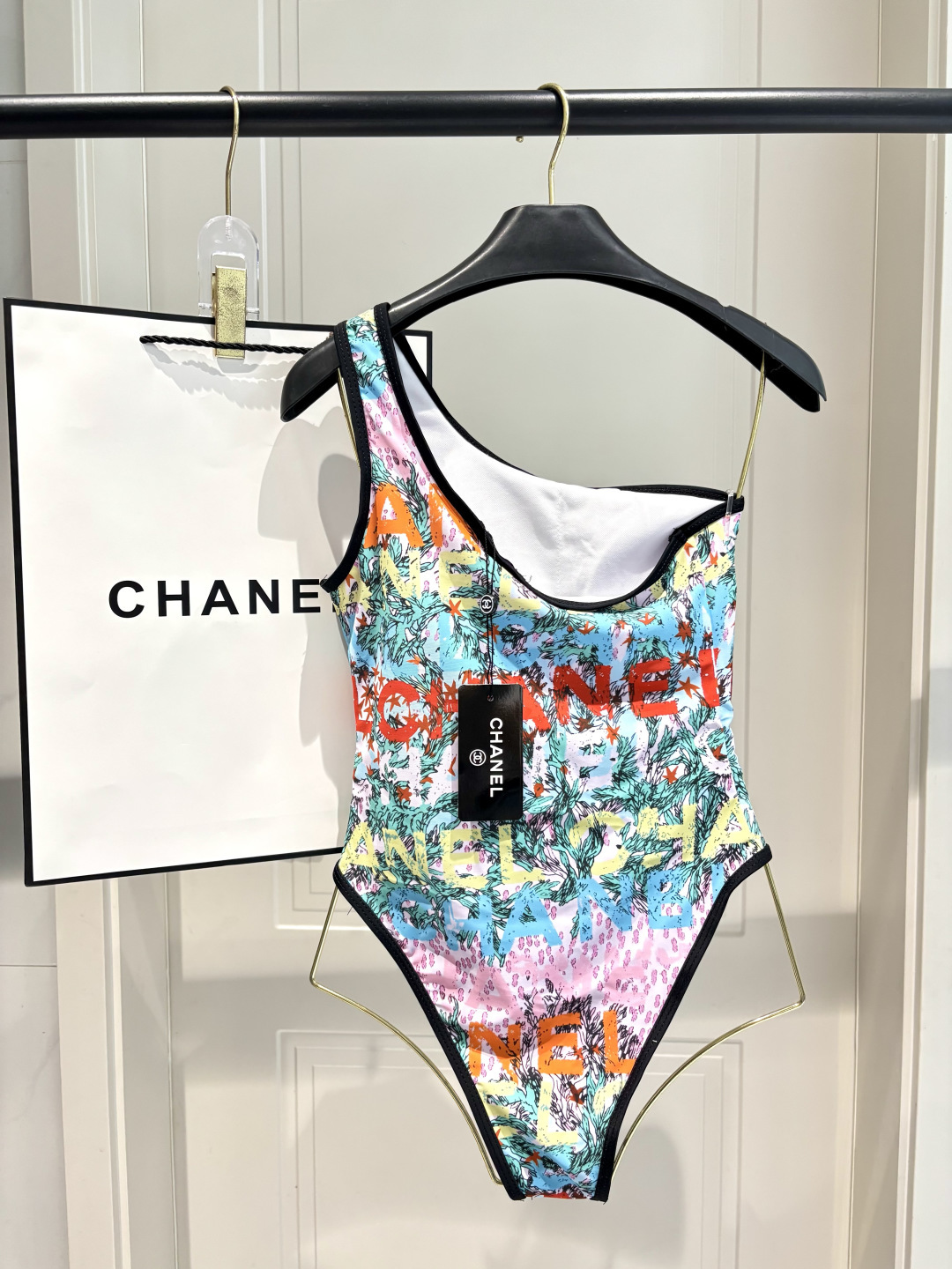 Chanel新款连体泳衣 度假氛围感天花板｜不规则轻奢泳装辣妹夏日限定，海边氛围感战袍🌴单侧斜肩剪裁，拿