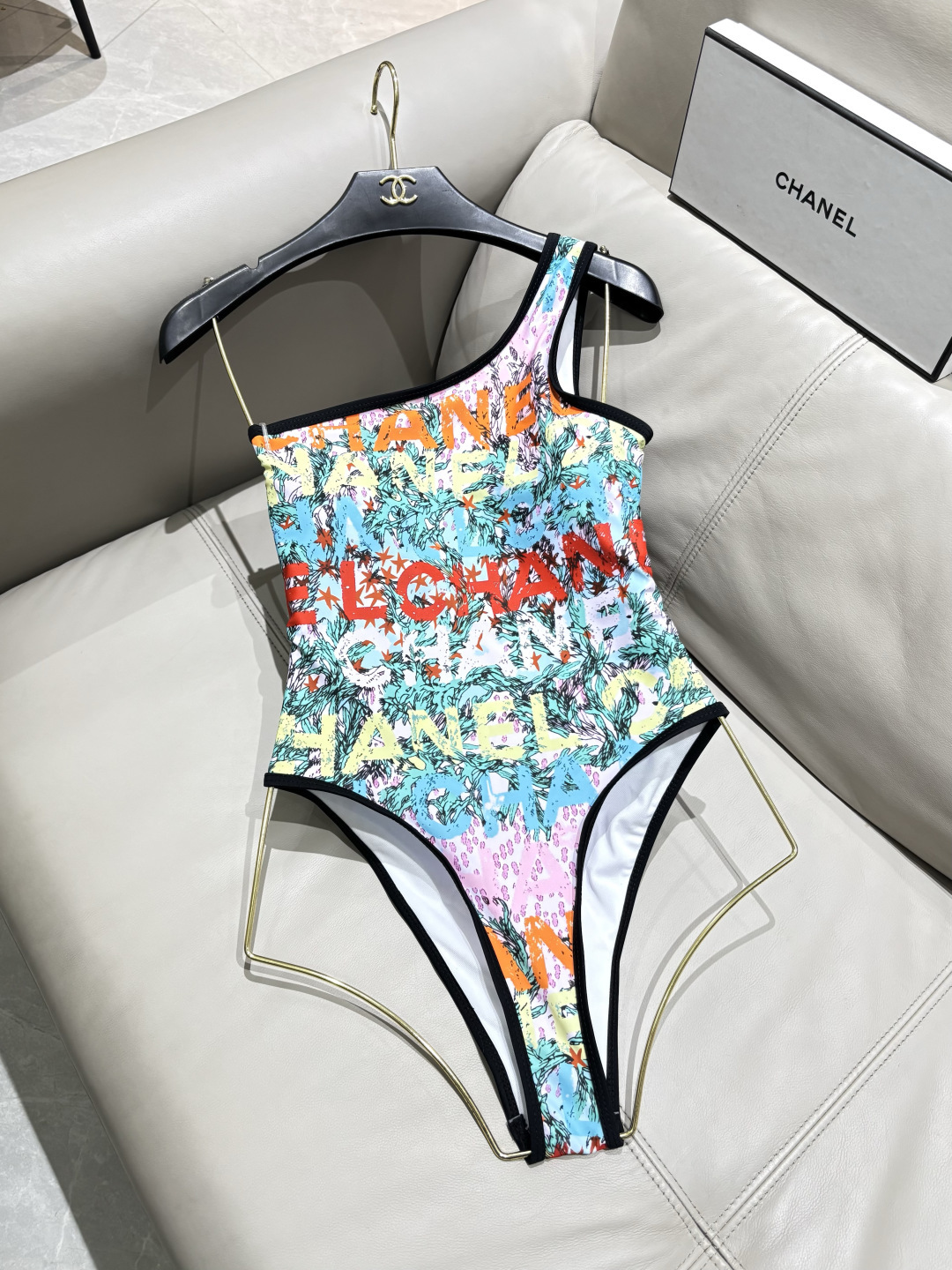 Chanel新款连体泳衣 度假氛围感天花板｜不规则轻奢泳装辣妹夏日限定，海边氛围感战袍🌴单侧斜肩剪裁，拿