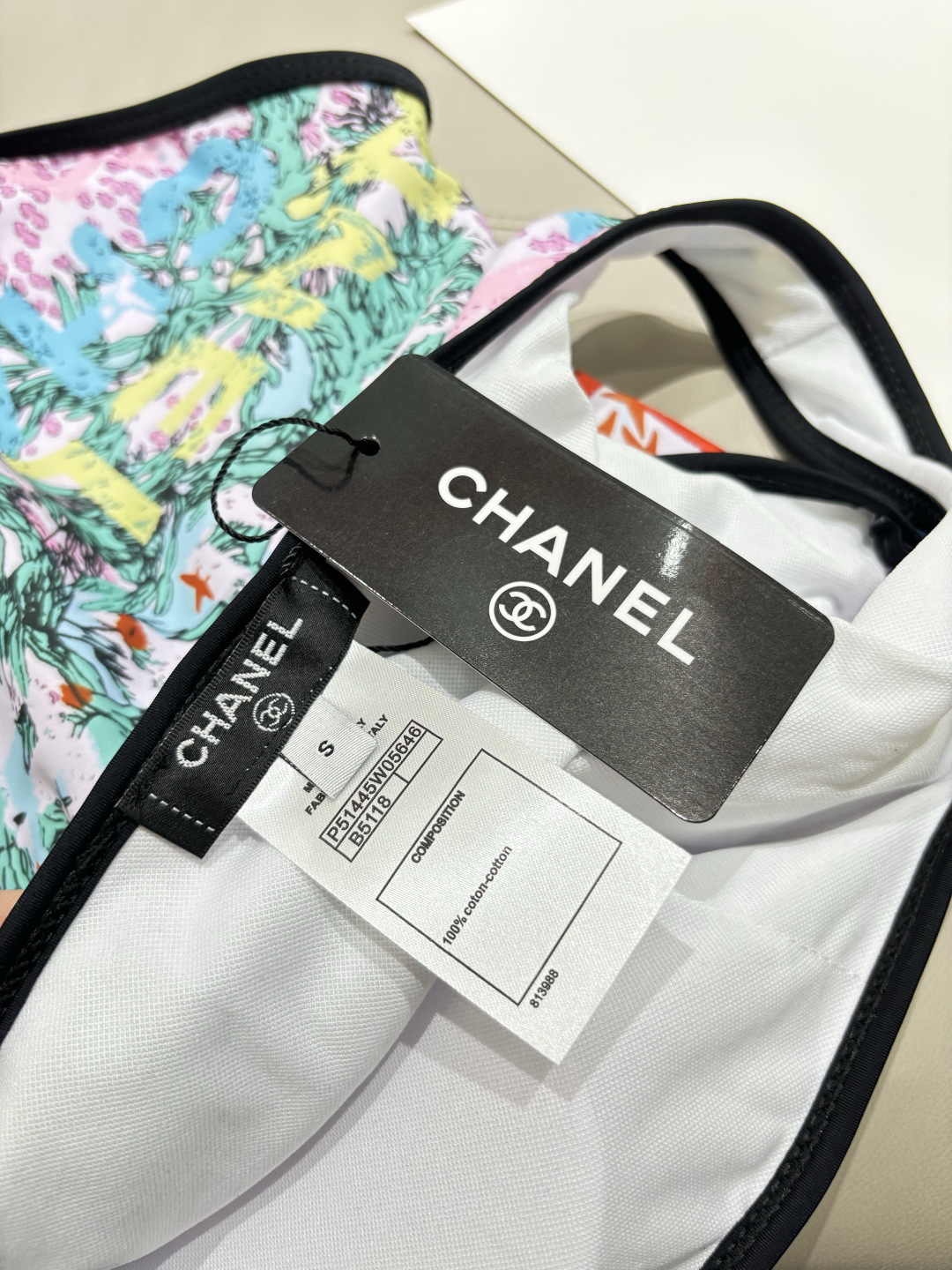 Chanel新款连体泳衣 度假氛围感天花板｜不规则轻奢泳装辣妹夏日限定，海边氛围感战袍🌴单侧斜肩剪裁，拿
