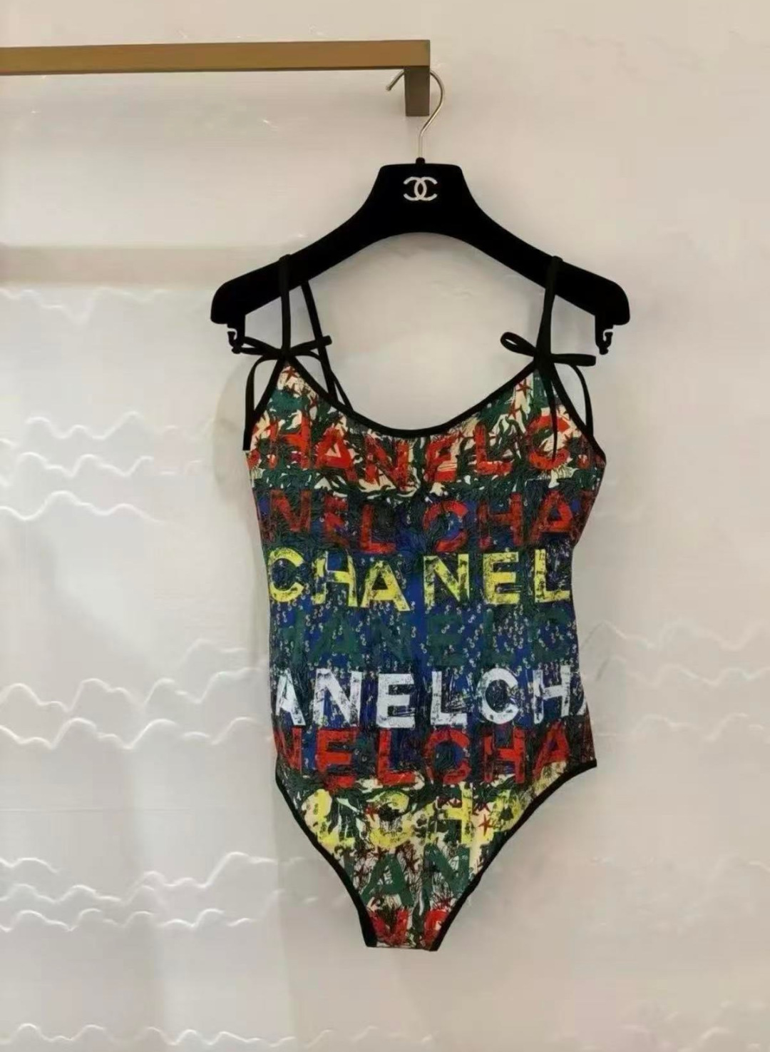 Chanel新款复古彩印吊带泳装，夏日度假亮眼出圈浓郁复古涂鸦印花，撞色吸睛不撞款蝴蝶结细肩带设计，温柔