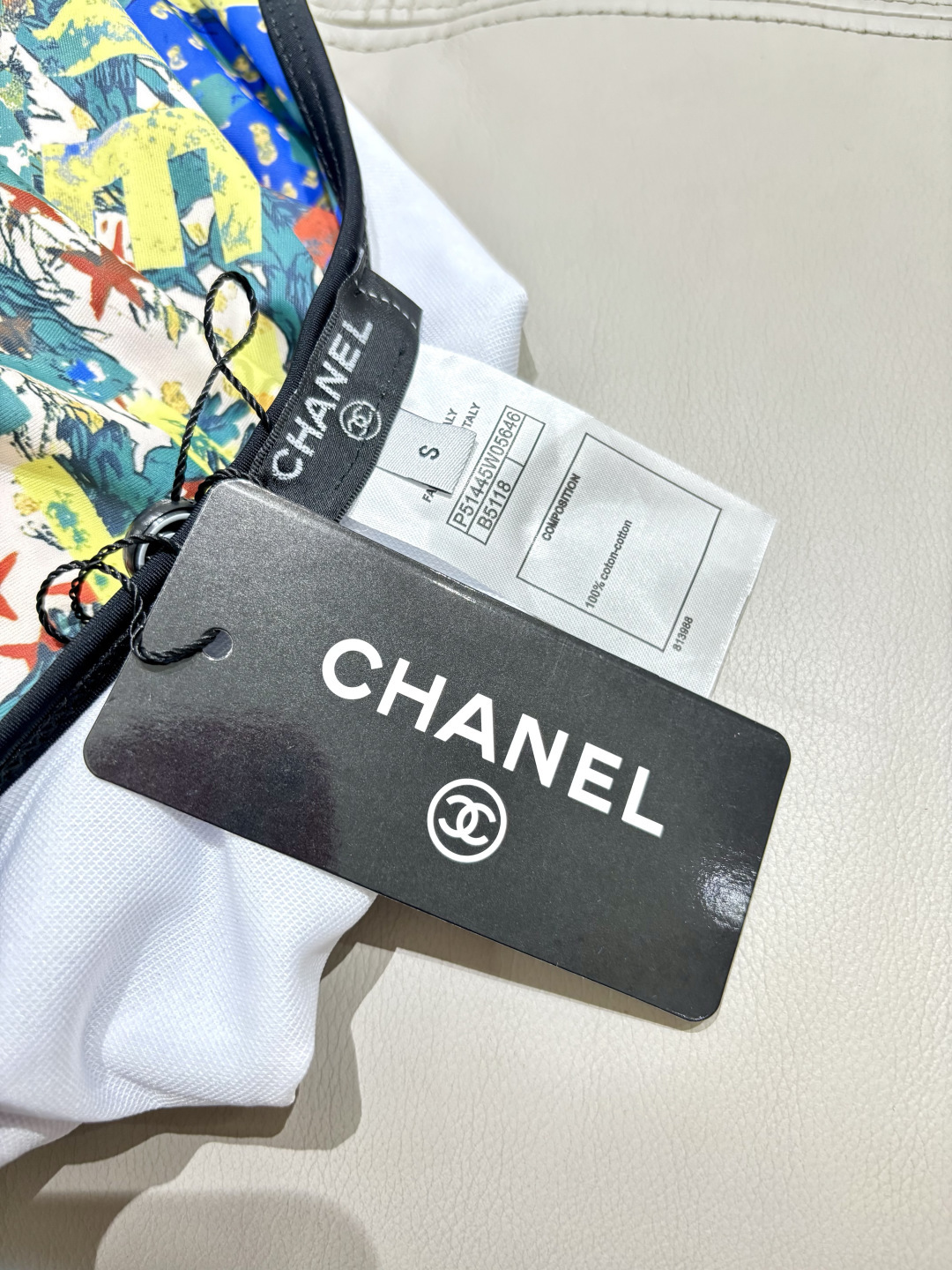 Chanel新款复古彩印吊带泳装，夏日度假亮眼出圈浓郁复古涂鸦印花，撞色吸睛不撞款蝴蝶结细肩带设计，温柔