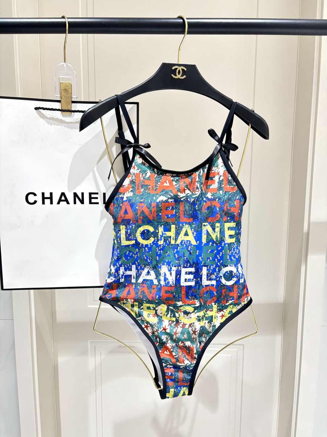 Chanel新款复古彩印吊带泳装，夏日度假亮眼出圈浓郁复古涂鸦印花，撞色吸睛不撞款蝴蝶结细肩带设计，温柔