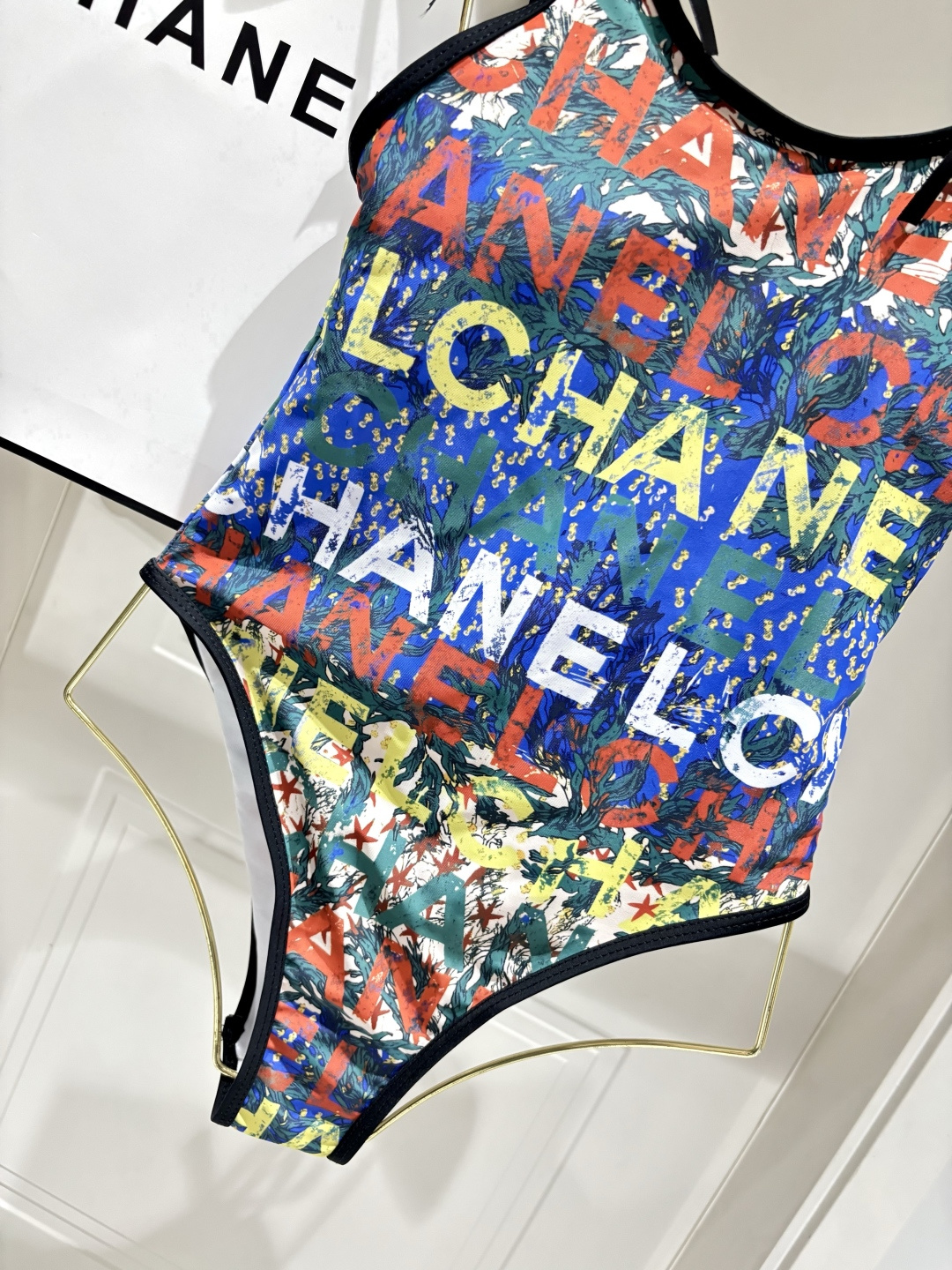 Chanel新款复古彩印吊带泳装，夏日度假亮眼出圈浓郁复古涂鸦印花，撞色吸睛不撞款蝴蝶结细肩带设计，温柔