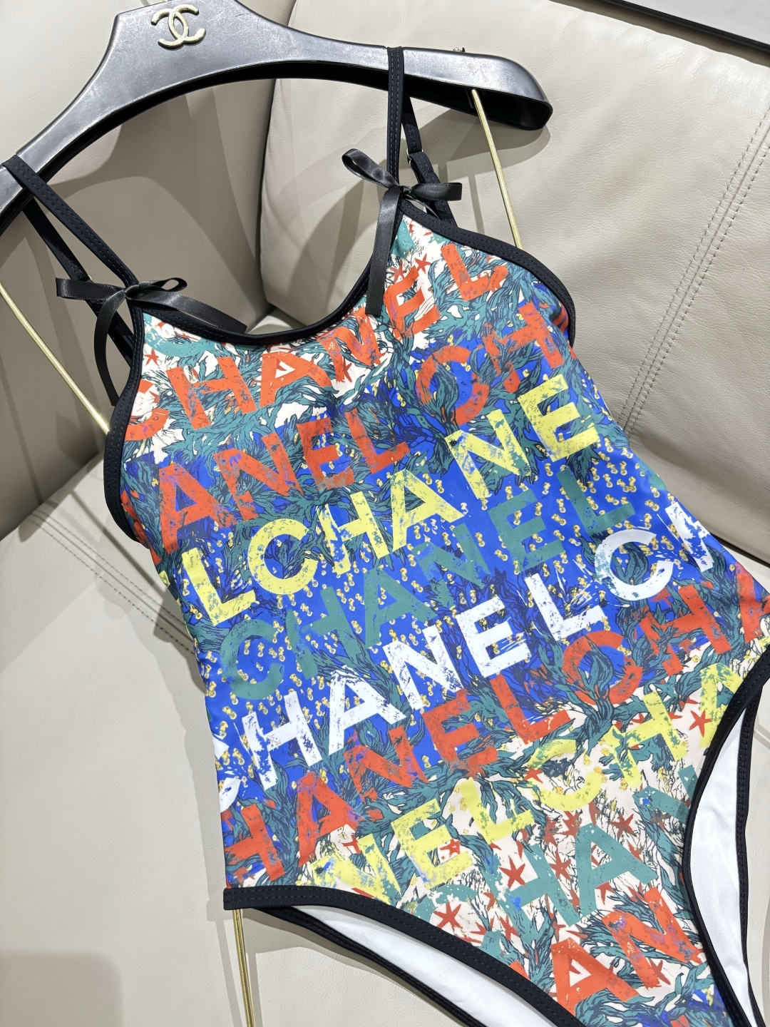 Chanel新款复古彩印吊带泳装，夏日度假亮眼出圈浓郁复古涂鸦印花，撞色吸睛不撞款蝴蝶结细肩带设计，温柔