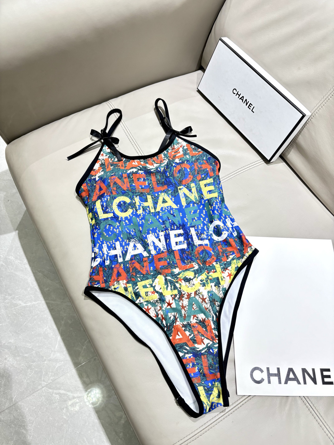 Chanel新款复古彩印吊带泳装，夏日度假亮眼出圈浓郁复古涂鸦印花，撞色吸睛不撞款蝴蝶结细肩带设计，温柔