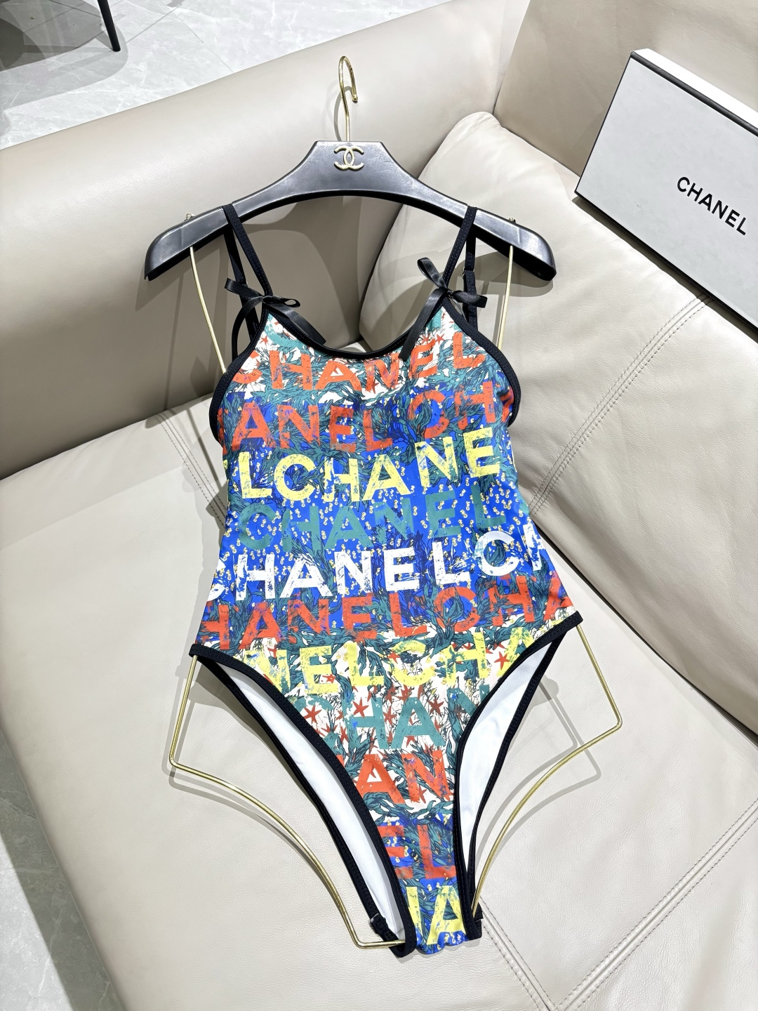 Chanel新款复古彩印吊带泳装，夏日度假亮眼出圈浓郁复古涂鸦印花，撞色吸睛不撞款蝴蝶结细肩带设计，温柔
