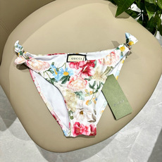 Gucci新款比基尼➕披纱长袖 👙❤️😍🥰适合多种场景的游泳衣🏊♀️海边 游泳池 温泉 水上乐园 漂流 Gucci新款比基尼➕披纱长袖 👙❤️😍🥰适合多种场景的游泳衣🏊♀️海边 游泳池 温泉 水上乐园 漂流