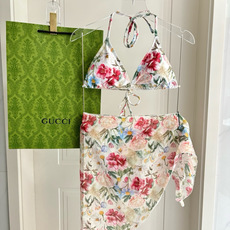 Gucci新款比基尼➕披纱长袖 👙❤️😍🥰适合多种场景的游泳衣🏊♀️海边 游泳池 温泉 水上乐园 漂流 Gucci新款比基尼➕披纱长袖 👙❤️😍🥰适合多种场景的游泳衣🏊♀️海边 游泳池 温泉 水上乐园 漂流