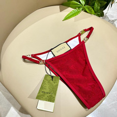 Gucci新款比基尼😍🥰适合多种场景的游泳衣🏊♀️海边 游泳池 温泉 水上乐园 漂流都可以😌内搭也完全 Gucci新款比基尼😍🥰适合多种场景的游泳衣🏊♀️海边 游泳池 温泉 水上乐园 漂流都可以😌内搭也完全