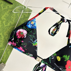 Gucci古奇新款比基尼泳衣👙❤️😍🥰适合多种场景的游泳衣🏊♀️海边 游泳池 温泉 水上乐园 漂流都可 Gucci古奇新款比基尼泳衣👙❤️😍🥰适合多种场景的游泳衣🏊♀️海边 游泳池 温泉 水上乐园 漂流都可