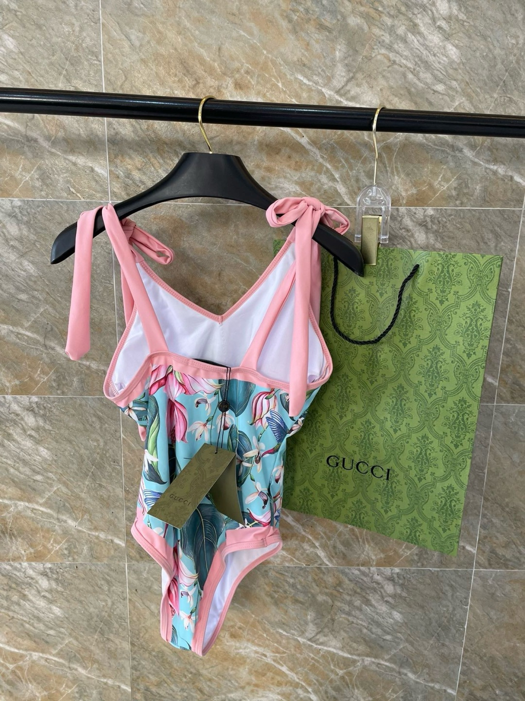 Gucci新款泳衣2件套 😍🥰适合多种场景的游泳衣🏊‍♀️海边 游泳池 温泉 水上乐园 漂流都可以😌内搭