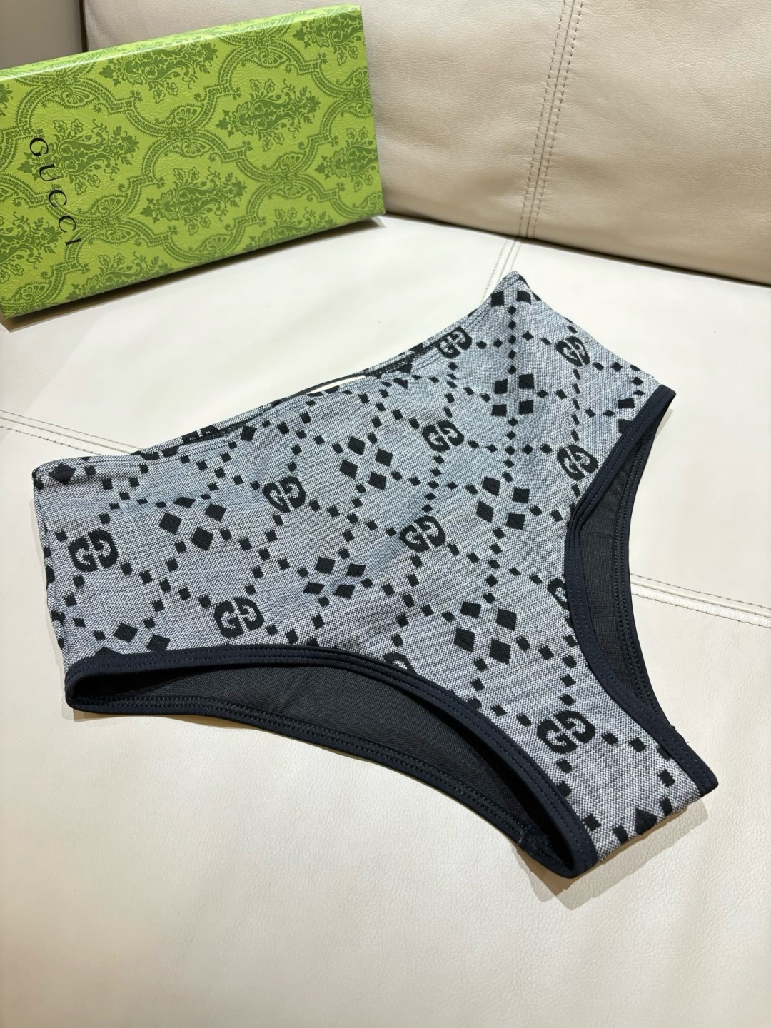 Gucci古奇新款泳衣👙❤️😍🥰适合多种场景的游泳衣🏊‍♀️海边 游泳池 温泉 水上乐园 漂流都可以😌内