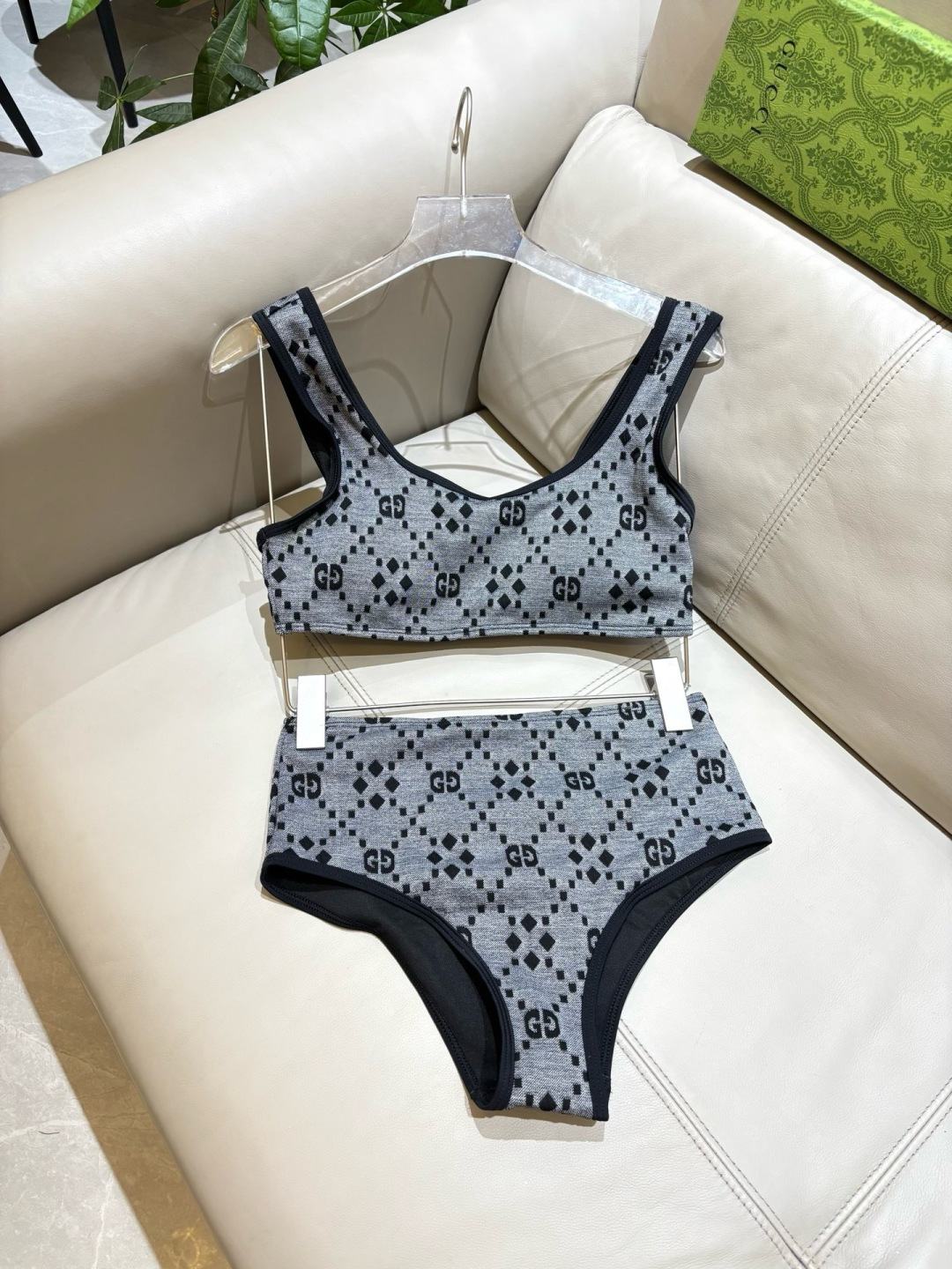 Gucci古奇新款泳衣👙❤️😍🥰适合多种场景的游泳衣🏊‍♀️海边 游泳池 温泉 水上乐园 漂流都可以😌内