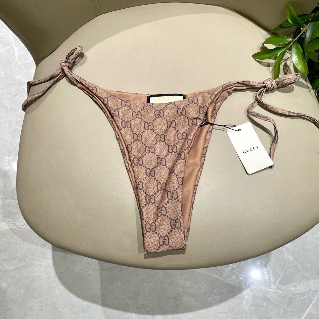 Gucci新款比基尼 简单大气 适合多种场景的游泳衣🏊‍♀️海边 游泳池 温泉 水上乐园 漂流都可以😌内