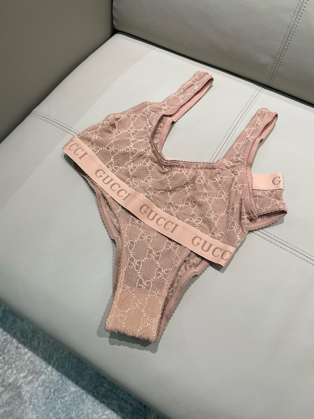 Gucci G家字母刺绣网纱性感比基尼半透明型  黑色 诉说着纯粹的性感 胸前深V➕蕾丝网纱设计 提升了