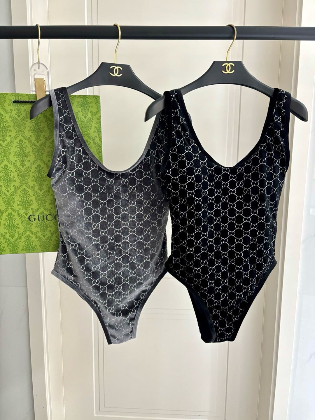 Gucci丝绒专柜新款连体泳衣 气质高雅 😍🥰适合多种场景的游泳衣🏊‍♀️海边 游泳池 温泉 水上乐园 
