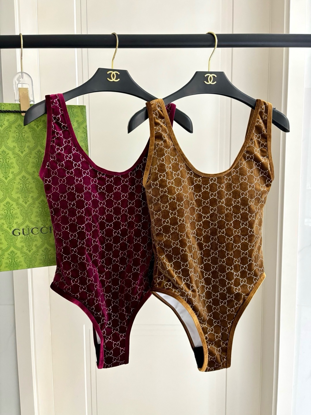 Gucci丝绒专柜新款连体泳衣 气质高雅 😍🥰适合多种场景的游泳衣🏊‍♀️海边 游泳池 温泉 水上乐园 