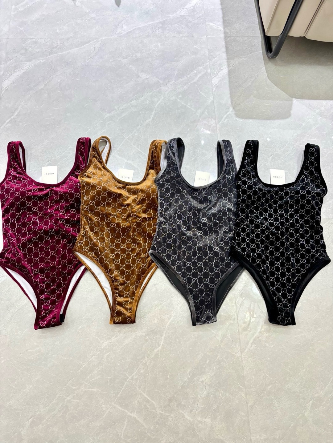 Gucci丝绒专柜新款连体泳衣 气质高雅 😍🥰适合多种场景的游泳衣🏊‍♀️海边 游泳池 温泉 水上乐园 