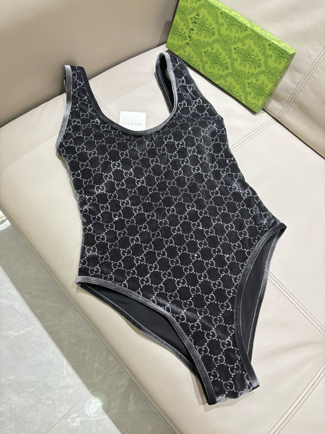 Gucci丝绒专柜新款连体泳衣 气质高雅 😍🥰适合多种场景的游泳衣🏊‍♀️海边 游泳池 温泉 水上乐园 