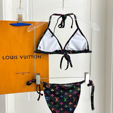 Lv比基尼😍🥰适合多种场景的游泳衣🏊♀️海边 游泳池 温泉 水上乐园 漂流都可以😌内搭也完全可以 连体 Lv比基尼😍🥰适合多种场景的游泳衣🏊♀️海边 游泳池 温泉 水上乐园 漂流都可以😌内搭也完全可以 连体